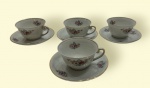 Delicado conjunto em porcelana de 4 xícaras com seus respectivos pires.