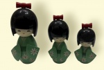 Conjunto de boneco orientais em madeira articulados, medindo: 14 cm e 9 cm alt.