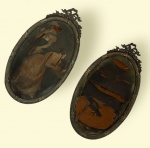 Par de porta retratos em metal estilo Ingles, medindo: 10 cm x 18 cm