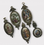 Lote contendo: Camafeo de pendurar em placa de porcelana,