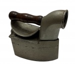 Antigo ferro de passar em ferro com cano em madeira, medindo: 21 cm x 20 cm