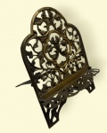 Maravilhoso suporte de Bíblia em bronze, medindo: 25 cm x 33 cm alt.