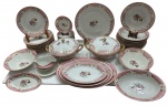 PORCELANA STEATITA - Maravilhoso serviço de jantar contendo: 1 prato para Bolo + 2 bolws com 24 cm e 22 cm diâmetro + 1 bolw oval com 27 cm x 19 cm + 5 travessas ovais + 1 molheira + 2 sopeiras com 25 cm diâmetro + 12 pratos de servir com 24 cm diâmetro + 11 pratos de sobremesa com 15 cm diâmetro + 12 pratos de sopa com 23 cm diâmetro. TOTAL: 47 Peças