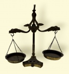 Antiga balança em bronze, medindo: 22 cm alt.