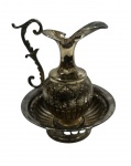 Delicada ânfora com bacia em metal espessurado a prata, medindo: ânfora 19 cm alt. e bacia 18 cm diâmetro.