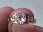 Bonito anel folheado a ouro com adorno ao centro, e corações fincados nas laterais, aro 25 - Vide fotos!