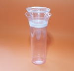 Decanter para vinho, da marca SAVINO, feito em plástico  rígido - É um recipiente Tupperware, resselável, feito para preservar e manter o seu vinho fresco por até uma semana após aberto - Dimensão: 27,5 X 11,5 cm
