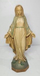 ANTIGA IMAGEM SACRA ITALIANA REPRESENTANDO MARIA IMACULADA CONCEIÇÃO EXECUTADA EM RESINA. MARCADA NA BASE. MEDINDO 24.5 7 X 11 CM