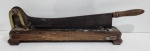 ANTIGA GUILHOTINA FRANCESA EXECUTADA EM FERRO ; BRONZE . E MADEIRA. PEÇA COM SELO. MEDINDO 15 X 13 X 59 CM