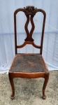 ANTIGA CADEIRA NO ESTILO CHIPANDELE. MARCAS DO TEMPO E USO. MEDINDO 103 X 41 X 45 CM