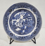 Antigo Prato de coleção em porcelana nacional esmaltada e vitrificada, com decoração dita pombinho. Marca Irfm. Medindo 22 cm