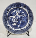 Antigo Prato de coleção em porcelana nacional esmaltada e vitrificada, com decoração dita pombinho. Marca Irfm. Com bicado na borda.  Medindo 22 cm