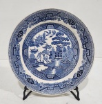 Antigo Prato de coleção em porcelana nacional esmaltada e vitrificada, com decoração dita pombinho. Marca Irfm. Medindo 22 cm