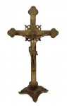 MARAVILHOSO CRUCIFIXO DE ALTAR EXECUTADO EM BRONZE RICAMENTE CINZELADO. MEDINDO 38.5 X 14 X 21 CM