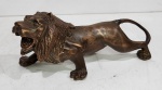 ANTIGA ESCULTURA EXECUTADA EM METAL REPRESENTANDO UM LEÃO. MEDINDO 8 X 7.5 X 18 CM