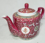 China - Bule em porcelana esmaltada na cor rosa, decoração policroma. Medindo: 19 x 13 x 23 cm