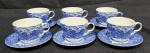 Wood & Sons, England - Conjunto de seis xícaras de chá em faiança inglesa esmaltado nas cores azul e branco, decoração dita fazendinha. Manufatura no verso. Medindo a xícara 7 x 9 x 11 cm e o pires 14 cm