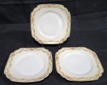 Bohemia Porcelán Moritz Zdekauer, Karlovy Vary - Conjunto de três pratos quadrados em porcelana tcheca ricamente decorada. Medindo 19.5 x 19.5 cm