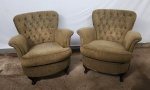 Par de poltronas  com encosto arqueado e braços revirados. Assento circular apoiado em pés dianteiros recurvos. Estofamento capitonê. Precisando limpar e lavar. Marcas de uso. Medindo 75 x  60 x 80 cm