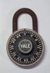 ANTIGO CADEADO AMERICANO DE COLEÇÃO MARCA YALE. MEDINDO 8 X 5 CM
