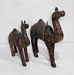 ANTIGAS ESCULTURAS EXECUTADAS EM MADEIRA NOBRE PATINADA E ACABAMENTOS EM METAL RICAMENTE CINZELADOS. MEDDINDO O MAIOR 26. 5 X 6 X 20 CM E O MENOR 21 X 5 X 17 CM