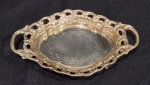 PEQUENA BANDEJA EM METAL ESPESSURADA A PRATA. MEDINDO 5.5 X 12 X 17 CM