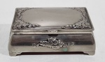 ANTIGA CAIXA PORTA JÓIAS EM METAL PRATEADO. MEDINDO 3 X 6 X 9 CM
