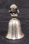 ANTIGA SINETA EM METAL ESPESSURADO A PRATA. PEGA NO FORMATO DE UM MENINO. MEDINDO 4.5 X 2.5 CM