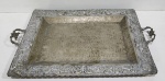 BANDEJA BOLIVIANA EM METAL ESPESSURADO A PRATA, BORDA TRABALHADA E CENTRO MARTELADO, MEDINDO 40.5 X 59 CM