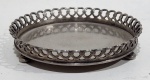 Salva em metal espessurado a prata apoiada sobre três pés e galeria vazada, Medindo 2 x 11 cm
