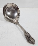 ANTIGA COLHER DE SERVIR EM METAL ESPESSURADO A PRATA RICAMENTE CINZELADA. MEDINDO 16.5 X 6 CM