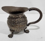 Antiga leiteira mexicana martelada espessurado a prata com desenhos em alto relevo. Medindo 12 x 10 x 16.5 cm