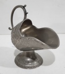 Antigo açucareiro em metal espessurado à prata, para torrões de açúcar. Trabalho floral em relevo. Medindo 15 x 8.5 x 13 cm