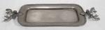 ANTIGA BANDEJA EM METAL PRATEADO COM PEGAS NO FORMATO DE CABEÇA DE ALCES. MEDINDO 31.5 X 10.5 CM