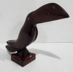 BELÍSSIMA ESCULTURA COM FORMATO DE TUCANO, CONFECCIONADA COM MADEIRA NOBRE E FINO ACABAMENTO. MEDINDO 22 X 6.5 X 25 CM