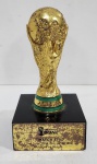 Troféu - 2014 - Partida 31: Jogo Bélgica x Rússia (22/06/2014) - Copa do Mundo do Brasil - OFICIAL - Marcas do tempo. Medindo 15  x 8  x 8 cm