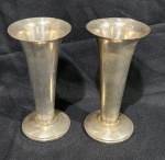 Par de vasos em metal prateado em forma de corneta. Peças marcadas na base. Medindo 18 x 9 cm