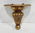 Antiga Peanha executada em madeira nobre entalhada e pátina dourada. Medindo 13.5 x 7 x 14.5 cm