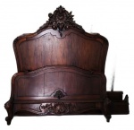 ESPETACULAR CAMA DE CASAL EXECUTADA EM MADEIRA NOBRE NO ESTILO LUIZ XV. ACOMPANHA O ESTRADO. PERFEITO ESTADO. MEDINDO 174.5 X 161 X 228 CM E O ESTRADO MEDINDO 150 X 200 CM