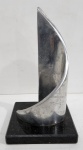Maravilhosa escultura abstrata confeccionada em metal, com base em granito medindo 26.5 X 15 X 15 cm