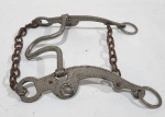 ANTIGO FREIO DE CAVALO EXECUTADO EM METAL. MARCADO RIVAL. MEDINDO 17 X  14 CM