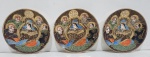 LOTE COM TRÊS PIRES EM PORCELANA JAPONESA PADRÃO SATSUMA. MARCA J.H. MARCAS DO TEMPO. MEDINDO 13 CM