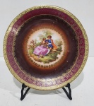 ANTIGO PRATO DE COLEÇÃO COM DECORAÇÃO CENA GALANTE. FRAGONARD. PORCELANA DA BAVÁRIA. PERDAS NA DOURAÇÃO. MEDINDO 19.5 CM