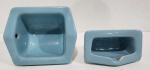 LOTE COM UMA SABONETEIRA E UMA PORTA PAPEL HIGIÊNICO NA COR AZUL. DÉCADA DE 60. MEDINDO 10 X 7 X 17 CM E 16.5 X 9.5 X 20 CM