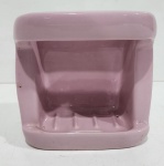 ANTIGA SABONETEIRA NA COR ROSA DÉCADA DE 60. MEDINDO 10 X 7 X 18 CM