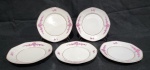 LOTE COM CINCO PRATOS DE SOBREMESA EM PORCELANA SCHMIDT COM DECORAÇÃO FLORAL. MEDINDO 17 CM