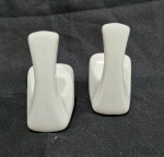 PAR DE PORTA TOALHAS DA DÉCADA DE 60; MEDINDO 11 X 5.5 X 9 CM