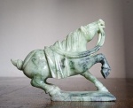 Antiga estatueta chinesa de cavalo Tang em jade, com base de madeira. Medindo 12 x 6 x 16 cm com a base