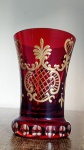 VASO BIEDERMEIER EXECUTADO EM CRISTAL NA COR DOUBLE RUBY COM DECORAÇÃO ORANADA A OURO. MEDINDO 12 X 8.5 CM