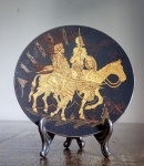 ANTIGO PORTA CARTÃO DAMASQUINADO EM METAL COM DECORAÇÃO EM ALTO-RELEVO DE DOM QUIXOTE E SANCHO PANÇA. MEDINDO 10 CM. Não acomapnha a base de madeira. OBS: "Damasquinado" refere-se à técnica de incrustar fios de ouro ou prata em aço para criar padrões decorativos, originária de Damasco